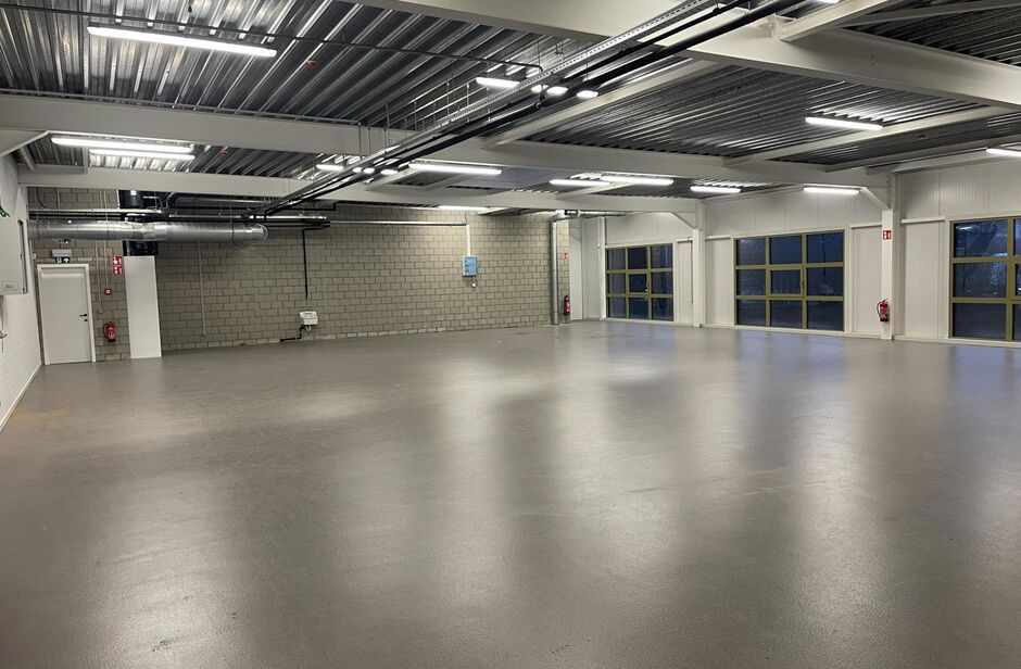 Het betreft een gerenoveerd bedrijfsgebouw gelegen op de voormalige site van drukkerij Proost, in de industriezone Everdongen te Turnhout. De site geniet een uitstekende en centrale ligging, vlakbij oprittencomplex 24 (Turnhout-Centrum) van de E34. Dit re