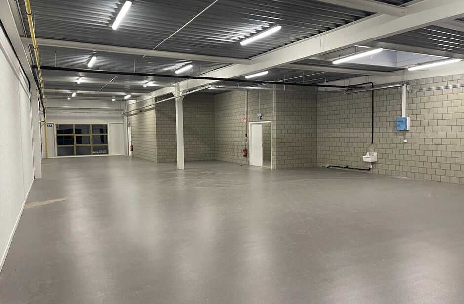 Het betreft een gerenoveerd bedrijfsgebouw gelegen op de voormalige site van drukkerij Proost, in de industriezone Everdongen te Turnhout. De site geniet een uitstekende en centrale ligging, vlakbij oprittencomplex 24 (Turnhout-Centrum) van de E34. Dit re