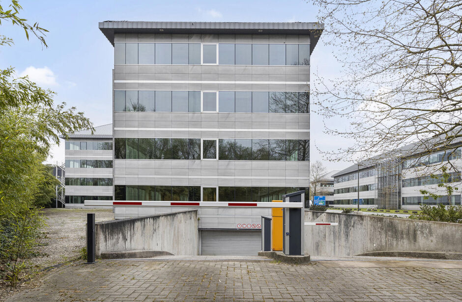 FORUM bevindt zich in het bruisende OFFICE PARK MECHELEN, dat bestaat uit vier gebouwen met een totale kantoorruimte van 30.000m². Het park biedt een bedrijfsrestaurant en ruime parkeergelegenheid, zowel ondergronds als bovengronds.

De locatie van FORUM