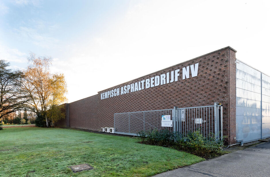 Op een uitstekende locatie langsheen de Hannekenshoek 34 in Herentals bieden wij een bedrijfsgebouw te huur aan.

De site is volgens het gewestplan gelegen in KMO - zone en bevindt zich tussen het Albertkanaal en de ring rond Herentals (R15).
Vlotte berei