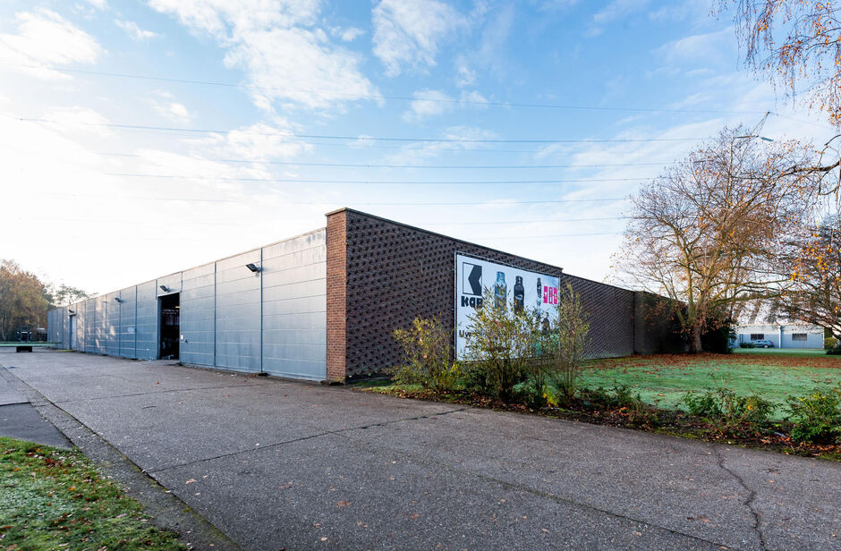 Op een uitstekende locatie langsheen de Hannekenshoek 34 in Herentals bieden wij een bedrijfsgebouw te huur aan.

De site is volgens het gewestplan gelegen in KMO - zone en bevindt zich tussen het Albertkanaal en de ring rond Herentals (R15).
Vlotte berei