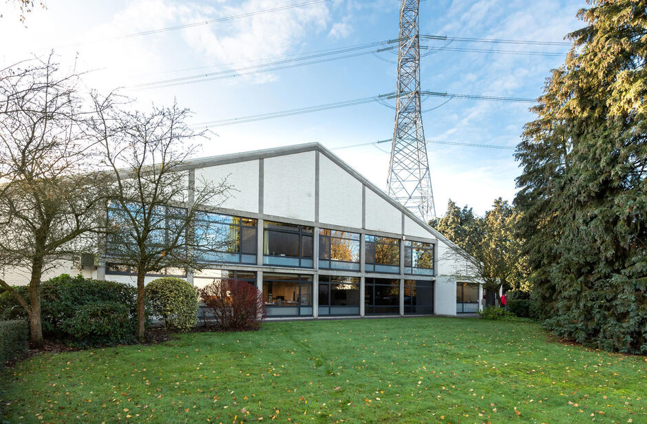 Op een uitstekende locatie langsheen de Hannekenshoek 34 in Herentals bieden wij een bedrijfsgebouw te huur aan.

De site is volgens het gewestplan gelegen in KMO - zone en bevindt zich tussen het Albertkanaal en de ring rond Herentals (R15).
Vlotte berei