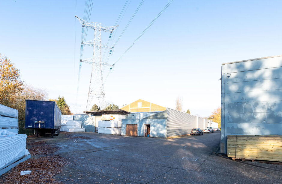 Op een uitstekende locatie langsheen de Hannekenshoek 34 in Herentals bieden wij een bedrijfsgebouw te huur aan.

De site is volgens het gewestplan gelegen in KMO - zone en bevindt zich tussen het Albertkanaal en de ring rond Herentals (R15).
Vlotte berei