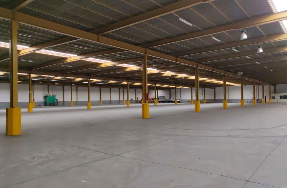 Het betreft de verhuur van uitstekend gelegen magazijnen te Industriepark-West in Sint-Niklaas, gelegen nabij op- en afrit 15 (Sint-Niklaas) van de E17. Oppervlaktes beschikbaar vanaf 4 700 m². De magazijnen hebben een vrije hoogte tussen de 5 meter en 8