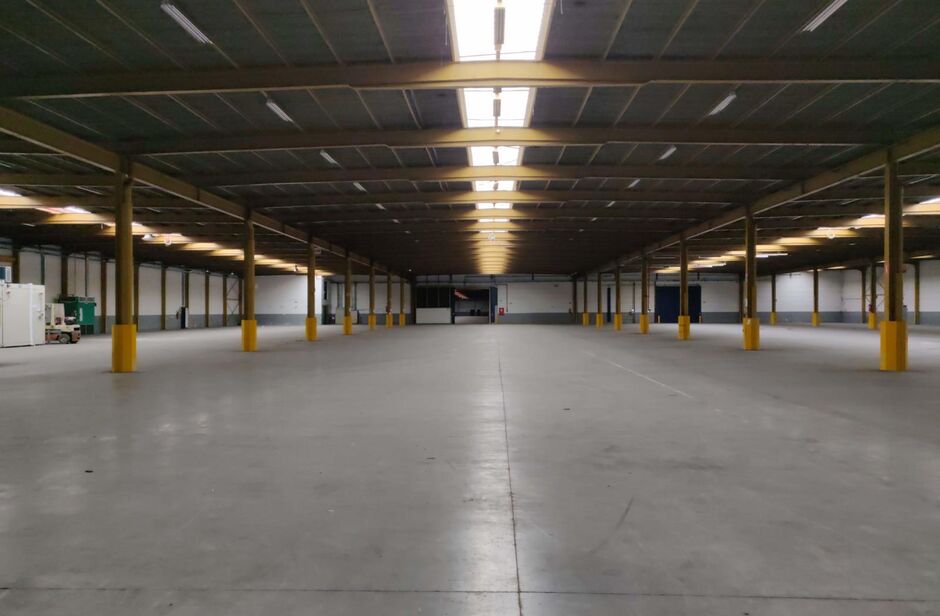 Het betreft de verhuur van uitstekend gelegen magazijnen te Industriepark-West in Sint-Niklaas, gelegen nabij op- en afrit 15 (Sint-Niklaas) van de E17. Oppervlaktes beschikbaar vanaf 4 700 m². De magazijnen hebben een vrije hoogte tussen de 5 meter en 8