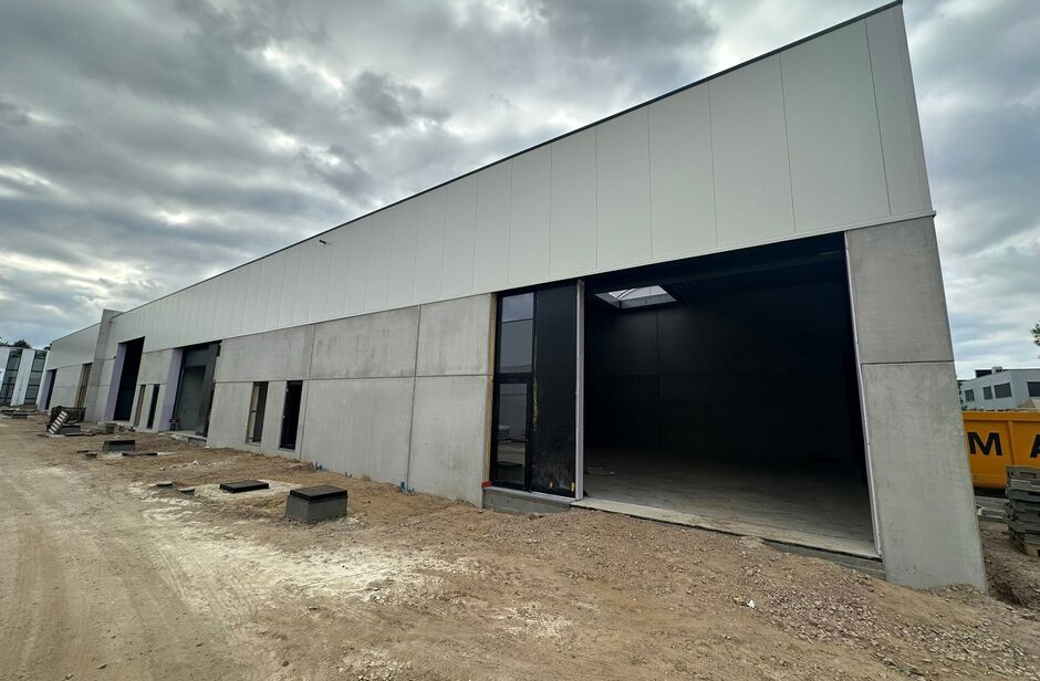 In de industriezone 'De Vloeiende' te Kapellen wordt een nieuw bedrijvenpark opgetrokken. Het betreft in totaal een verkoop van 20 nieuwbouw KMO-units, verdeeld over 2 gebouwen. Er zijn oppervlaktes beschikbaar vanaf 159 m². De units zijn samenvoegbaar o