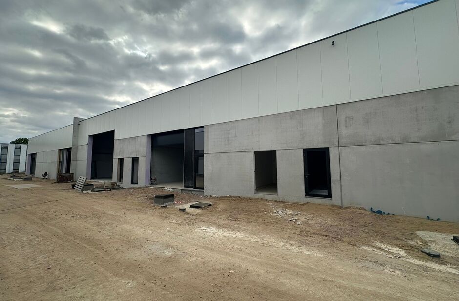 In de industriezone 'De Vloeiende' te Kapellen wordt een nieuw bedrijvenpark opgetrokken. Het betreft in totaal een verkoop van 20 nieuwbouw KMO-units, verdeeld over 2 gebouwen. Er zijn oppervlaktes beschikbaar vanaf 159 m². De units zijn samenvoegbaar o