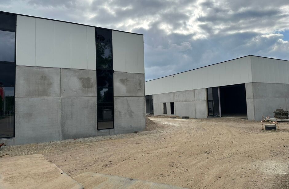 In de industriezone 'De Vloeiende' te Kapellen wordt een nieuw bedrijvenpark opgetrokken. Het betreft in totaal een verkoop van 20 nieuwbouw KMO-units, verdeeld over 2 gebouwen. Er zijn oppervlaktes beschikbaar vanaf 159 m². De units zijn samenvoegbaar o