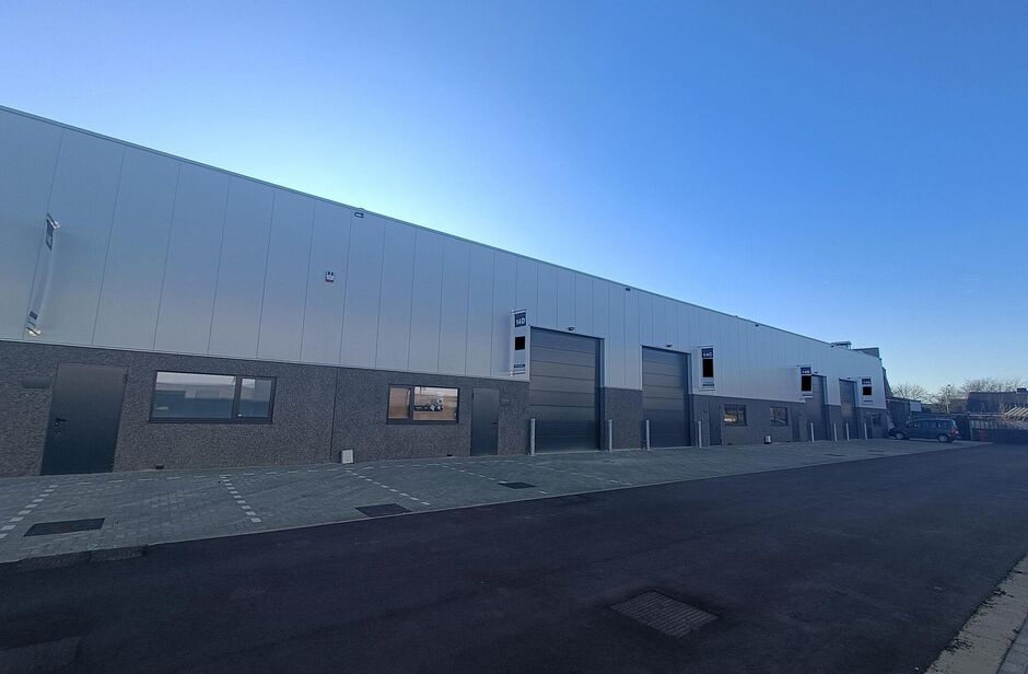 Het betreft de verhuur van nieuwbouw KMO - units langsheen de Oostmalsebaan in Brecht. De units zijn vlot bereikbaar op slechts 10 min van de E19 Antwerpen - Nederland.

Het project omvat 3 units variërend vanaf 221 m², eventueel samenvoegbaar. De units