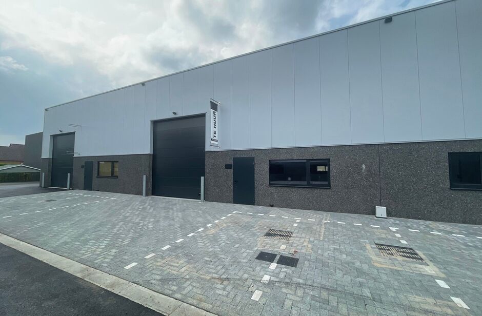 Het betreft de verhuur van nieuwbouw KMO - units langsheen de Oostmalsebaan in Brecht. De units zijn vlot bereikbaar op slechts 10 min van de E19 Antwerpen - Nederland.

Het project omvat 3 units variërend vanaf 221 m², eventueel samenvoegbaar. De units