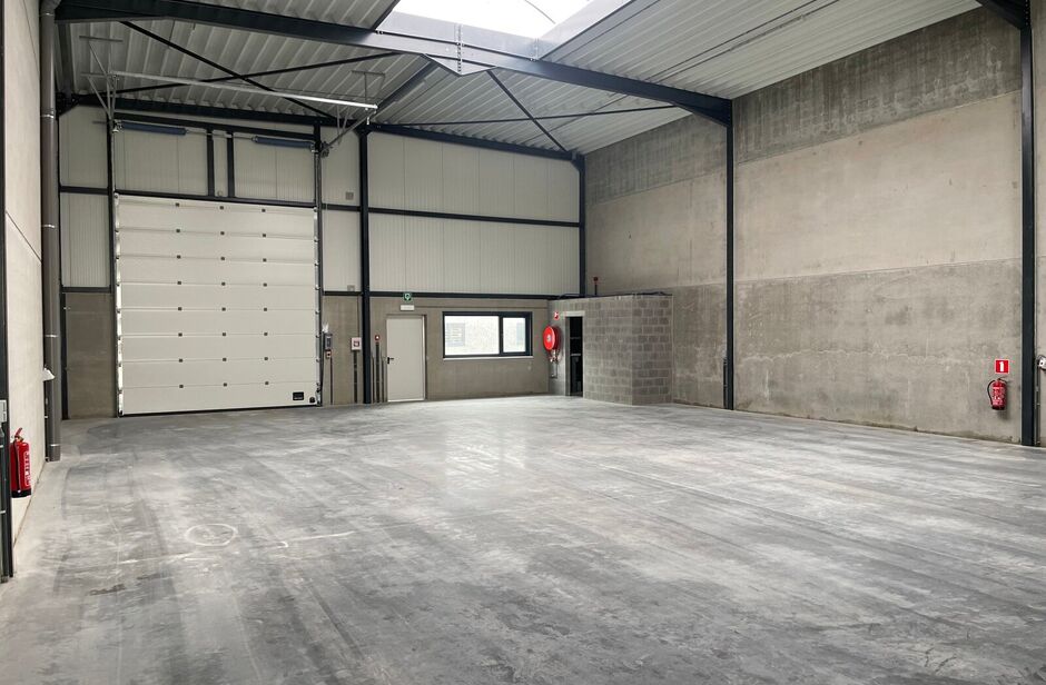 Het betreft de verhuur van nieuwbouw KMO - units langsheen de Oostmalsebaan in Brecht. De units zijn vlot bereikbaar op slechts 10 min van de E19 Antwerpen - Nederland.

Het project omvat 3 units variërend vanaf 221 m², eventueel samenvoegbaar. De units