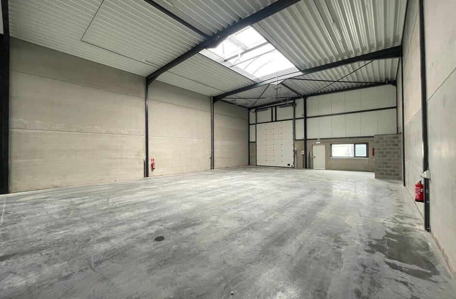 Het betreft de verhuur van nieuwbouw KMO - units langsheen de Oostmalsebaan in Brecht. De units zijn vlot bereikbaar op slechts 10 min van de E19 Antwerpen - Nederland.

Het project omvat 3 units variërend vanaf 221 m², eventueel samenvoegbaar. De units