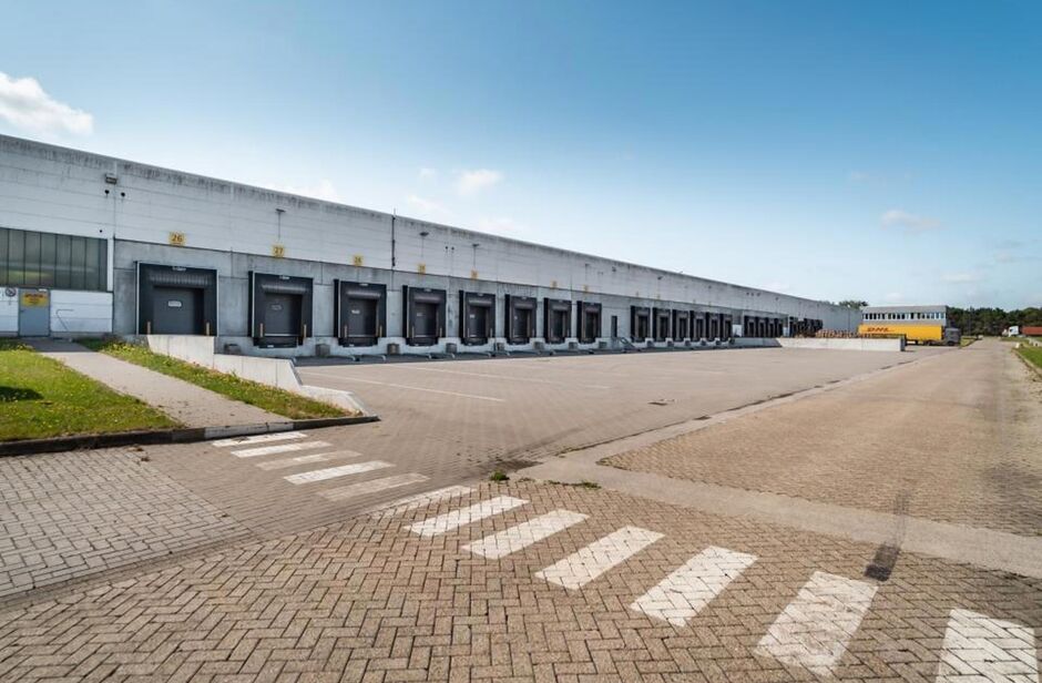 Het betreft de verhuur van een logistiek gebouw te Kontich. Dit gebouw geniet een uitstekende locatie naast de E19. De site ligt op 20 minuten van het centrum van Antwerpen en op 30 minuten van Brussel. Het gebouw bestaat uit 15 000 m² opslagruimte, dewe