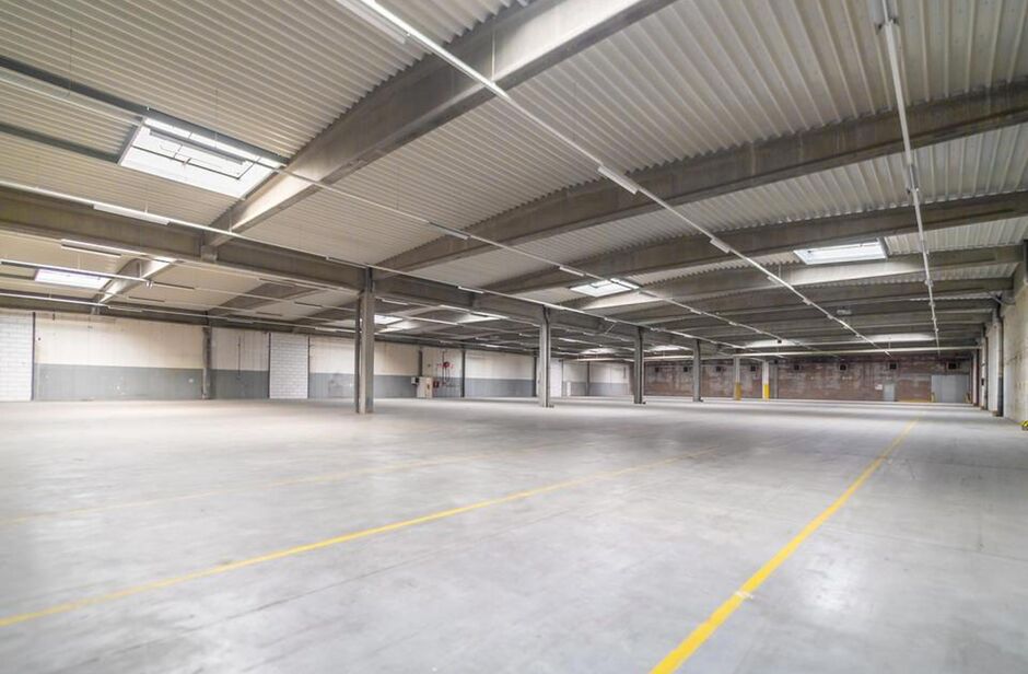 Het betreft de verhuur van een logistiek gebouw te Kontich. Dit gebouw geniet een uitstekende locatie naast de E19. De site ligt op 20 minuten van het centrum van Antwerpen en op 30 minuten van Brussel. Het gebouw bestaat uit 15 000 m² opslagruimte, dewe