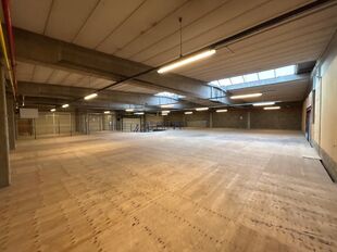 Dit project betreft een grootschalige semi-industri&euml;le site met een totale oppervlakte van 36.288 m&sup2;, verdeeld over twee gebouwen met een combinatie van magazijnen en kantoorruimtes. Het complex omvat 18 afzonderlijke units, wat flexibiliteit biedt voor