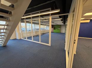 Dit project betreft een grootschalige semi-industri&euml;le site met een totale oppervlakte van 36.288 m&sup2;, verdeeld over twee gebouwen met een combinatie van magazijnen en kantoorruimtes. Het complex omvat 18 afzonderlijke units, wat flexibiliteit biedt voor