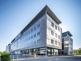 Antwerp Ring Center (ARC) biedt circa 4.000 m&sup2; kwalitatieve en flexibele kantoorruimte, verdeeld over vier bovengrondse verdiepingen. De eerste drie niveaus omvatten elk ca. 1.052 m&sup2;, de bovenste verdieping ca. 844 m&sup2; met aangename zichten. Zowel volle