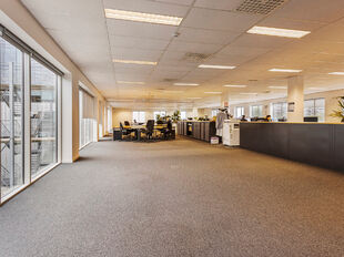 Antwerp Ring Center (ARC) biedt circa 4.000 m&sup2; kwalitatieve en flexibele kantoorruimte, verdeeld over vier bovengrondse verdiepingen. De eerste drie niveaus omvatten elk ca. 1.052 m&sup2;, de bovenste verdieping ca. 844 m&sup2; met aangename zichten. Zowel volle