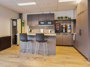 Antwerp Ring Center (ARC) biedt circa 4.000 m&sup2; kwalitatieve en flexibele kantoorruimte, verdeeld over vier bovengrondse verdiepingen. De eerste drie niveaus omvatten elk ca. 1.052 m&sup2;, de bovenste verdieping ca. 844 m&sup2; met aangename zichten. Zowel volle