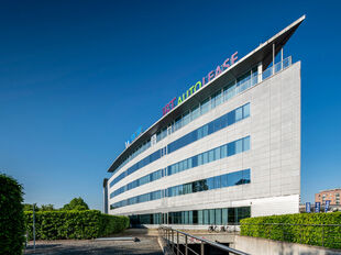 Antwerp Ring Center (ARC) biedt circa 4.000 m&sup2; kwalitatieve en flexibele kantoorruimte, verdeeld over vier bovengrondse verdiepingen. De eerste drie niveaus omvatten elk ca. 1.052 m&sup2;, de bovenste verdieping ca. 844 m&sup2; met aangename zichten. Zowel volle