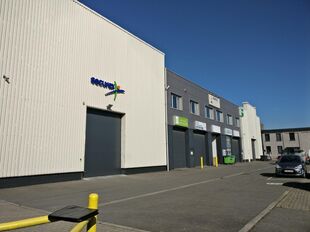 Op deze polyvalente bedrijfssite bieden wij verschillende magazijnruimtes aan, waaronder een magazijnruimte van ca. 100 m² met een vrije hoogte van ca. 6 meter.
De site geniet een uitstekende ligging in de nabijheid van de Antwerpse Ring en het Albertka