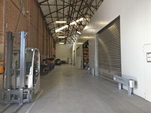 Op deze polyvalente bedrijfssite bieden wij verschillende magazijnruimtes aan, waaronder een magazijnruimte van ca. 100 m² met een vrije hoogte van ca. 6 meter.
De site geniet een uitstekende ligging in de nabijheid van de Antwerpse Ring en het Albertka