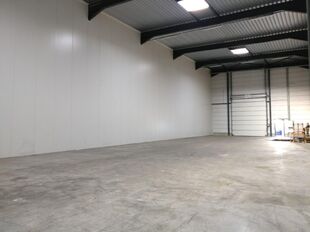 Op deze polyvalente bedrijfssite bieden wij verschillende magazijnruimtes aan, waaronder een magazijnruimte van ca. 100 m² met een vrije hoogte van ca. 6 meter.
De site geniet een uitstekende ligging in de nabijheid van de Antwerpse Ring en het Albertka