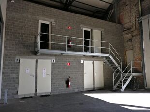 Op deze polyvalente bedrijfssite bieden wij verschillende magazijnruimtes aan, waaronder een magazijnruimte van ca. 100 m² met een vrije hoogte van ca. 6 meter.
De site geniet een uitstekende ligging in de nabijheid van de Antwerpse Ring en het Albertka