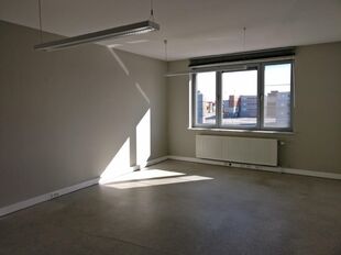 Op deze polyvalente bedrijfssite bieden wij verschillende magazijnruimtes aan, waaronder een magazijnruimte van ca. 100 m² met een vrije hoogte van ca. 6 meter.
De site geniet een uitstekende ligging in de nabijheid van de Antwerpse Ring en het Albertka