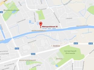 Op deze polyvalente bedrijfssite bieden wij verschillende magazijnruimtes aan, waaronder een magazijnruimte van ca. 100 m² met een vrije hoogte van ca. 6 meter.
De site geniet een uitstekende ligging in de nabijheid van de Antwerpse Ring en het Albertka