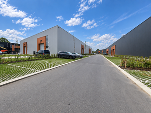 Strategisch gelegen te Heist-op-den-Berg, bieden wij nieuwbouw KMO-units aan in koop/huur
Het project omvat 4 verschillende gebouwen, waarin oppervlaktes beschikbaar zijn vanaf ca. 304 m&sup2; tot ca. 6.272 m&sup2;. 

Verkoopprijzen exclusief btw en aankoopkosten