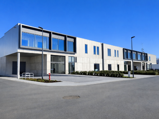 Graag stellen wij u deze nieuwbouw bedrijfsgebouwen voor in het Cesar Business Park te Bornem. In de tweede fase van dit project bieden wij 4 bedrijfsgebouwen met laadkades aan en 2 KMO-units. Dit bedrijventerrein is uitermate strategisch gelegen in de go