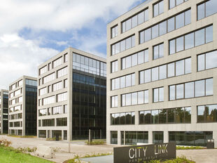 Aan de Posthofbrug te Antwerpen (Berchem) bevindt zich een moderne en representatieve kantorensite op een zichtlocatie langs de Antwerpse Ring.
De site omvat vier eigentijdse kantoorgebouwen van elk ca. 6.682 m², gelegen in een groene en aangename omgevi