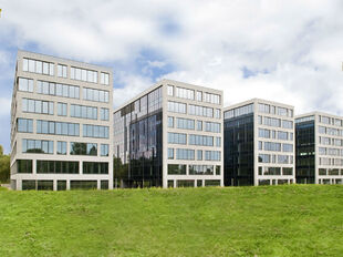 Aan de Posthofbrug te Antwerpen (Berchem) bevindt zich een moderne en representatieve kantorensite op een zichtlocatie langs de Antwerpse Ring.
De site omvat vier eigentijdse kantoorgebouwen van elk ca. 6.682 m², gelegen in een groene en aangename omgevi