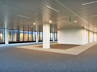 Aan de Posthofbrug te Antwerpen (Berchem) bevindt zich een moderne en representatieve kantorensite op een zichtlocatie langs de Antwerpse Ring.
De site omvat vier eigentijdse kantoorgebouwen van elk ca. 6.682 m², gelegen in een groene en aangename omgevi