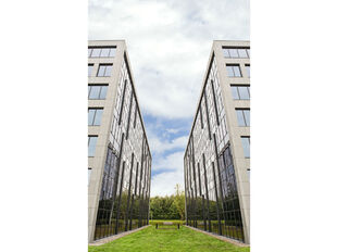 Aan de Posthofbrug te Antwerpen (Berchem) bevindt zich een moderne en representatieve kantorensite op een zichtlocatie langs de Antwerpse Ring.
De site omvat vier eigentijdse kantoorgebouwen van elk ca. 6.682 m², gelegen in een groene en aangename omgevi