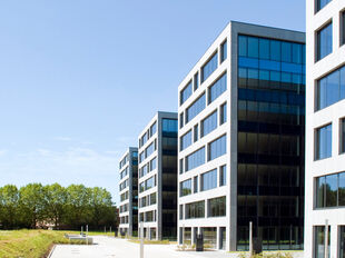 Aan de Posthofbrug te Antwerpen (Berchem) bevindt zich een moderne en representatieve kantorensite op een zichtlocatie langs de Antwerpse Ring.
De site omvat vier eigentijdse kantoorgebouwen van elk ca. 6.682 m², gelegen in een groene en aangename omgevi