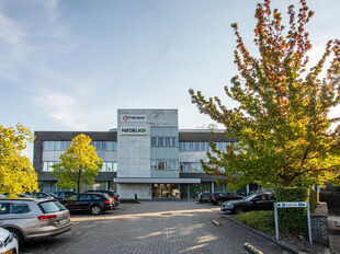 De Arend is een modern kantorencomplex aan de Prins Boudewijnlaan in Kontich, bestaande uit drie gebouwen met telkens drie verdiepingen. De efficiënte, rechthoekige plateaus bieden maximale lichtinval en creëren een aangename en productieve werkomgeving