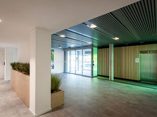 De Arend is een modern kantorencomplex aan de Prins Boudewijnlaan in Kontich, bestaande uit drie gebouwen met telkens drie verdiepingen. De efficiënte, rechthoekige plateaus bieden maximale lichtinval en creëren een aangename en productieve werkomgeving