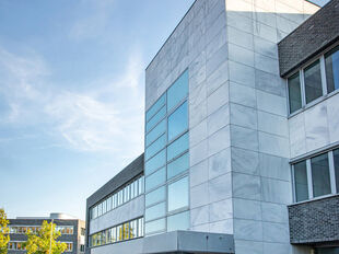 De Arend is een modern kantorencomplex aan de Prins Boudewijnlaan in Kontich, bestaande uit drie gebouwen met telkens drie verdiepingen. De efficiënte, rechthoekige plateaus bieden maximale lichtinval en creëren een aangename en productieve werkomgeving