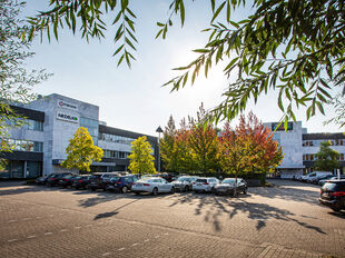 De Arend is een modern kantorencomplex aan de Prins Boudewijnlaan in Kontich, bestaande uit drie gebouwen met telkens drie verdiepingen. De efficiënte, rechthoekige plateaus bieden maximale lichtinval en creëren een aangename en productieve werkomgeving