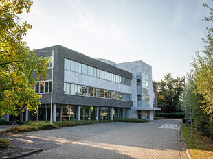 De Arend is een modern kantorencomplex aan de Prins Boudewijnlaan in Kontich, bestaande uit drie gebouwen met telkens drie verdiepingen. De efficiënte, rechthoekige plateaus bieden maximale lichtinval en creëren een aangename en productieve werkomgeving