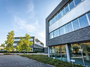 De Arend is een modern kantorencomplex aan de Prins Boudewijnlaan in Kontich, bestaande uit drie gebouwen met telkens drie verdiepingen. De efficiënte, rechthoekige plateaus bieden maximale lichtinval en creëren een aangename en productieve werkomgeving