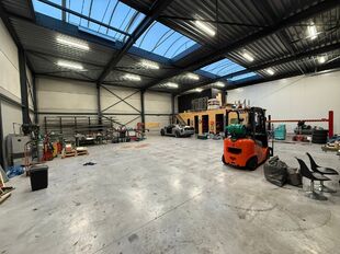 Het betreft de verhuur van 2 recente KMO-units, gelegen in de KMO-zone Doornpark te Beveren, langsheen de N70.

Unit 6 heeft een oppervlakte van ca. 215 m&sup2; en unit 7 heeft een oppervlakte van ca. 430 m&sup2;. Door de flexibele opsplitsingsmogelijkheden van d