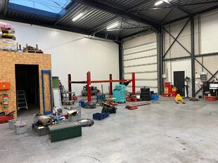 Het betreft de verhuur van 2 recente KMO-units, gelegen in de KMO-zone Doornpark te Beveren, langsheen de N70.

Unit 6 heeft een oppervlakte van ca. 215 m&sup2; en unit 7 heeft een oppervlakte van ca. 430 m&sup2;. Door de flexibele opsplitsingsmogelijkheden van d