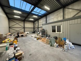 Het betreft de verhuur van 2 recente KMO-units, gelegen in de KMO-zone Doornpark te Beveren, langsheen de N70.

Unit 6 heeft een oppervlakte van ca. 215 m&sup2; en unit 7 heeft een oppervlakte van ca. 430 m&sup2;. Door de flexibele opsplitsingsmogelijkheden van d