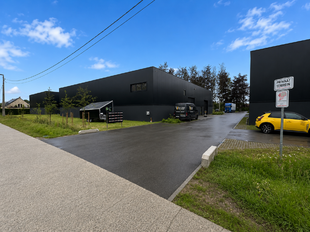 Gelegen langs de Notmeir te Duffel maken deze drie moderne bedrijfsunits deel uit van het recente “Duffel Business Park”, een kwalitatief nieuw KMO-project op een strategische locatie tussen Antwerpen en Brussel.
Het bedrijvenpark bevindt zich tussen