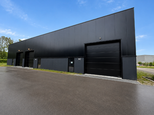 Gelegen langs de Notmeir te Duffel maken deze drie moderne bedrijfsunits deel uit van het recente “Duffel Business Park”, een kwalitatief nieuw KMO-project op een strategische locatie tussen Antwerpen en Brussel.
Het bedrijvenpark bevindt zich tussen
