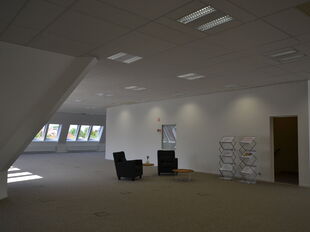 Garden Square is een kwalitatief kantorencomplex in een groene, residenti&euml;le omgeving te Wilrijk, op wandelafstand van De Bist. De site omvat vier gebouwen rond een gemeenschappelijke patio en biedt veel natuurlijk licht en aangename buitenruimtes.

Uits