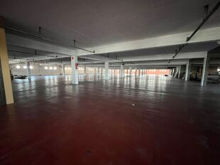 Op een strategische locatie aan de Noorderlaan te Antwerpen, vlakbij de haven en belangrijke ontsluitingswegen, bieden wij twee opslagverdiepingen aan van telkens ca. 2.300 m&sup2;.

Beide verdiepingen zijn bereikbaar via twee functionele goederenliften.

Ide